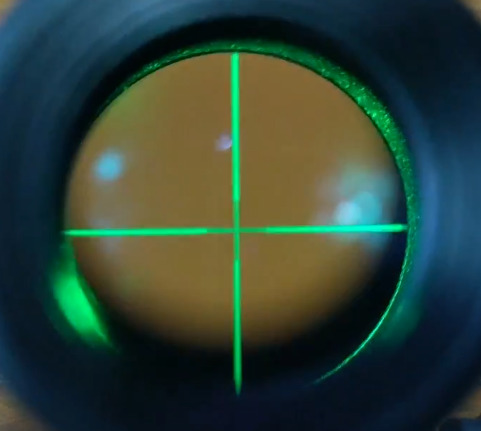 picture of pinty scope laser sight reticule in green being aimed at target 