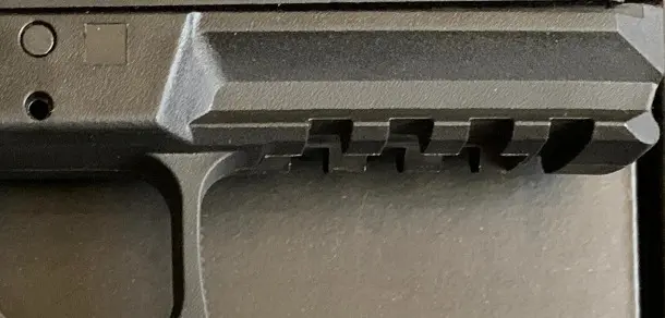 close up picture of umarex vp9 picatinny rails