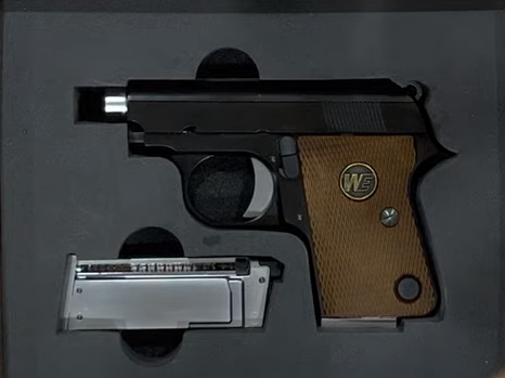 picture of we ct25 airsoft pistol being unboxed